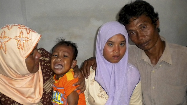 Meri (druhá zprava) se svým otcem, matkou a malým bratrem. Rodina se setkala po