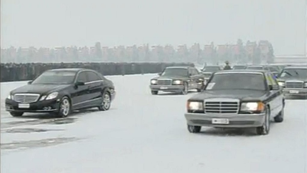 Smutnícím Pchjongjangem projelo několik luxusních limuzín mercedes,