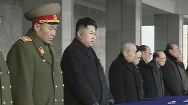 Nov vdce KLDR Kim ong-un smutn s dalmi vdci reimu na tribun (29. prosince 2011)