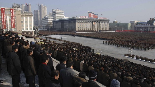 Na nmst Kim Ir-sena v Pchjongjangu se pi pohbu sely statisce lid (29. prosince 2011)