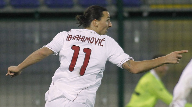 Zlatan Ibrahimovi z AC Miln se raduje ze svho glu.