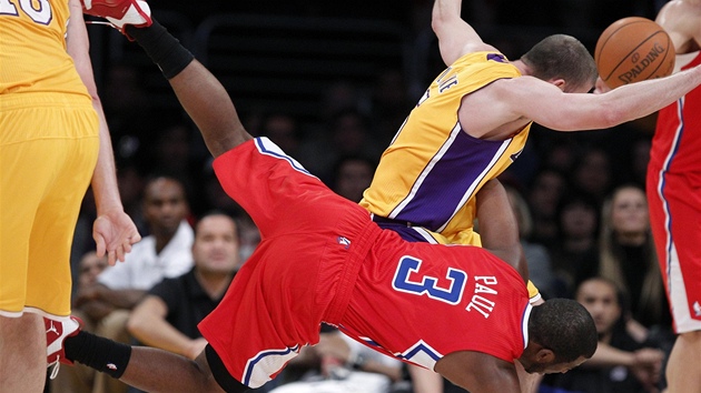 Chris Paul (v erveném) z Clippes padá po stetu se Stevem Blakem z Lakers.