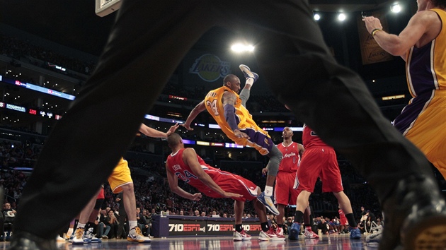 BUDE TO BOJ. Kobe Bryant (ve zlatavém dresu) z Lakers padá po stetu s Brianem