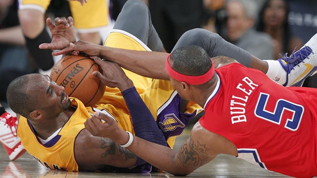 DEJ SEM TEN M! Caron Butler z Clippers se spe po Kobem Bryantovi (u me) z Lakers.