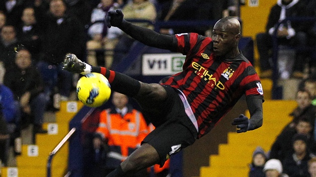 AKROBACIE. Mario Balotelli z Manchesteru City pl ze vzduchu na branku West Bromwiche.