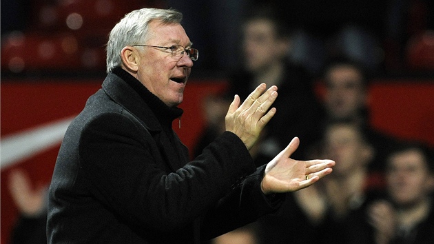 BRAVO, PÁNOVÉ! Trenér Alex Ferguson tleská svým hrám z Manchesteru United,