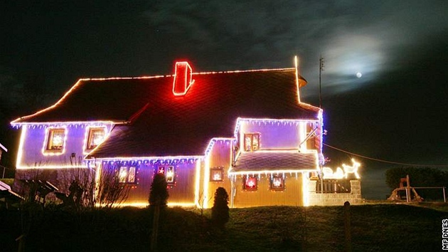 Vánoní výzdoba rodinných dom. Vánon nazdobené domy v Dolních Libchavách...