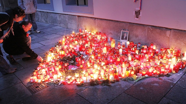 Ped eskobudjovickou radnicí vytvoili lidé ze svíek pro Václava Havla