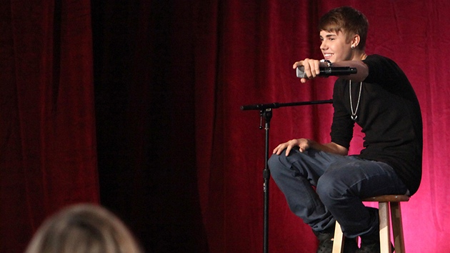Justin Bieber pro áky základní koly v Las Vegas také zazpíval (16. prosince...