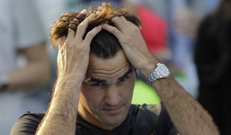 CO JSEM TO... Zklamaný Roger Federer po poráce s Novakem Djokoviem v Abú