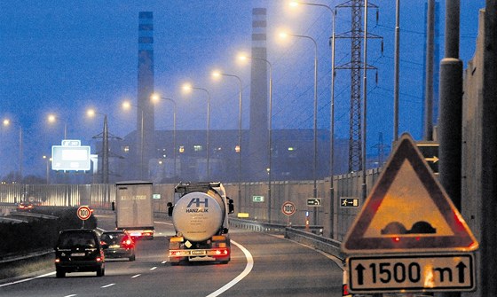 Na zánovní ostravské dálnici byla kv�li stavu vozovky a most� �ada dopravních omezení.