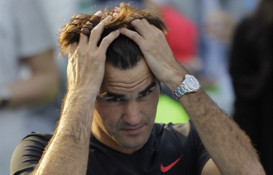 CO JSEM TO... Zklamaný Roger Federer po poráce s Novakem Djokoviem v Abú