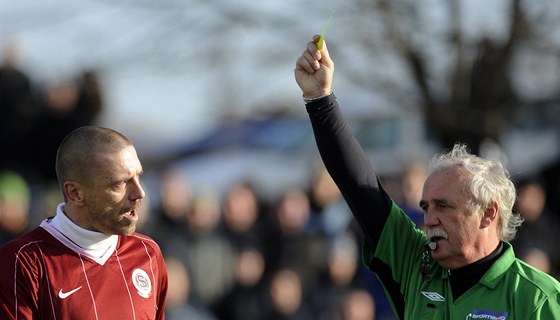 Poprvé v Silvestrovském derby. A samozejm nemohla chybt lutá karta. 