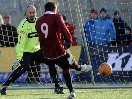 GÓL. Miroslav Baranek ze Sparty stílí, branká Slavie Michal Vorel se marn