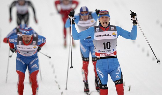 Fini sprintu klasickou technikou v Oberstdorfu, vítzí Rus Nikita Krjukov. 