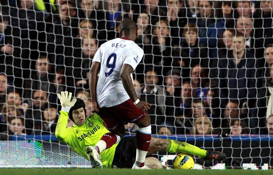 INKASOVAL. Branká Petr ech z Chelsea dostal od Aston Villy ti góly.