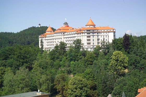 Architekt navrhl hotel jako hrad, který se tyí nad mstem.