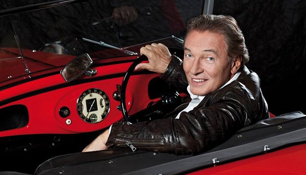 Karel Gott p�i focení na jedno z alb.