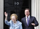 Margaret Thatcherová s Davidem Cameronem ped Downing Street 10 v roce 2010 