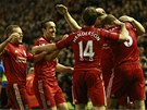 U JE TAM. Fotbalisté Liverpoolu se radují ze vstelého gólu.