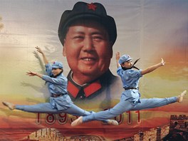 nsk baletky bhem pedstaven u pleitosti 118. vro narozen Mao...