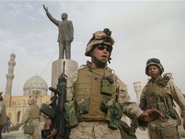 Po tech týdnech boj spojenecká vojska ovládla Bagdád. Symbolem osvobození...