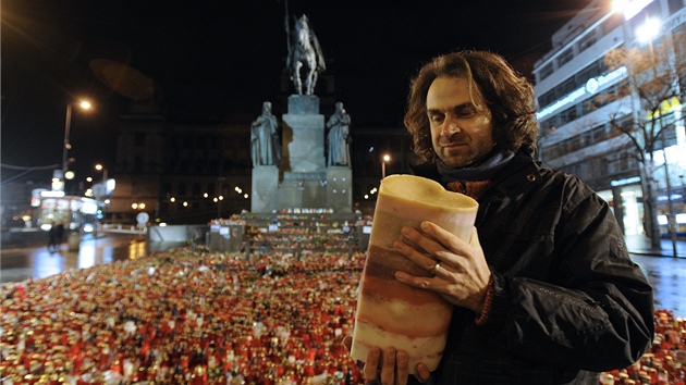 Výtvarník Luká� Gavlovský s modelem voskové plastiky v podob� srdce, kterou