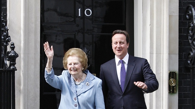 Margaret Thatcherová s Davidem Cameronem ped Downing Street 10 v roce 2010 