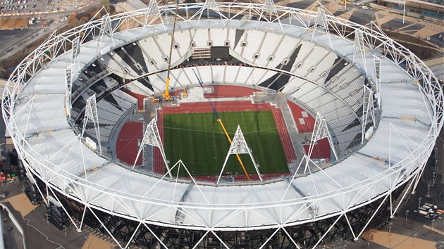 LONDÝNSKÁ CHLOUBA. Centrum Her, olympijský stadion je ped dokonením.