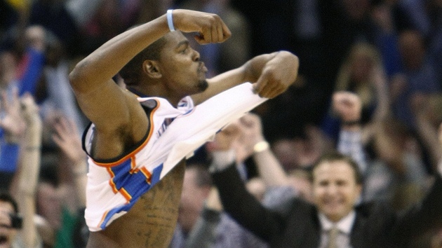 HRDINA. Opora Oklahoma City Thunder Kevin Durant jásá po rozhodující trojce v