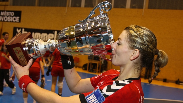Trofej pro vít�ze �eského poháru pat�í házenká�kám Veselí.