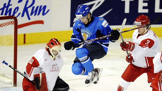 Finský ikula Markus Granlund vyskakuje ped dánskou brankou. 