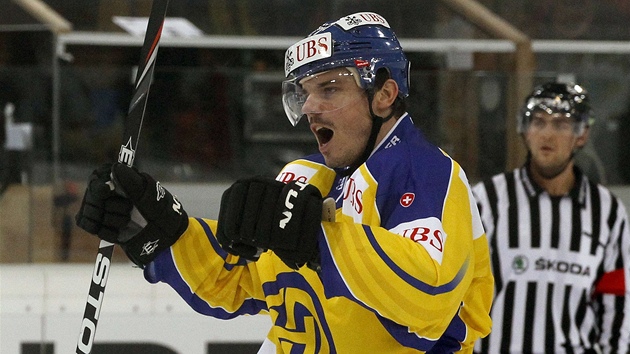 JE TAM. Petr Sýkora z Davosu se raduje z gólu, který vst�elil ve finále