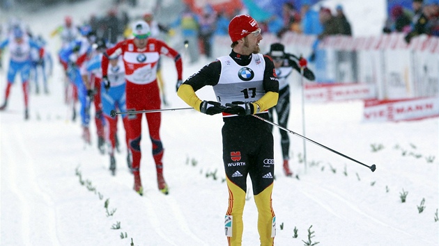 Axel Teichmann projídí vítzn cílem druhé etapy Tour de Ski.