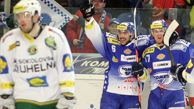 Hokejisté Komety Brno se radují z gólu v duelu s Karlovými Vary.