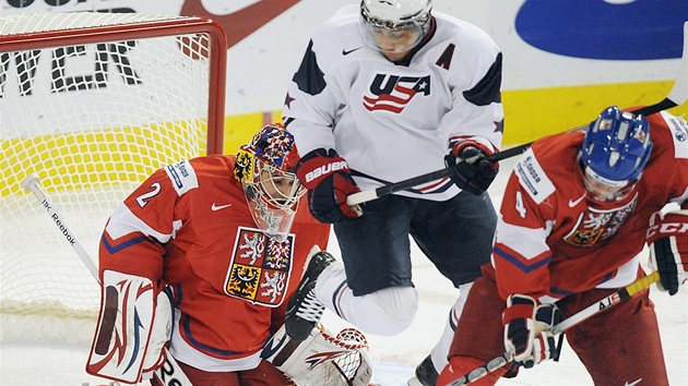 Americký útoník Emerson Etem ped eským gólmanem Petrem Mrázkem. Tomu se