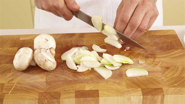 Cibuli oloupeme, p�rek a �ampiony o�ist�me. Cibuli nakr�j�me na kosti�ky, p�rek na kole�ka a houby na pl�tky. 