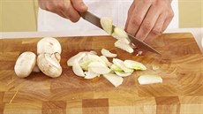 Cibuli oloupeme, pórek a �ampiony o�istíme. Cibuli nakrájíme na kosti�ky, pórek...