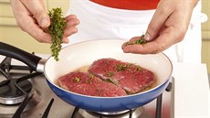 V pánvi rozeh�ejeme olej a maso s tymiánem na n�m z obou stran zprudka ope�eme. 