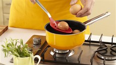 Vejce uva�íme natvrdo, poté je zchladíme a oloupeme.