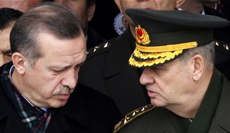Turecký generál Ilker Basbug (vpravo) a premiér Recep Tayyip Erdogan (28. února
