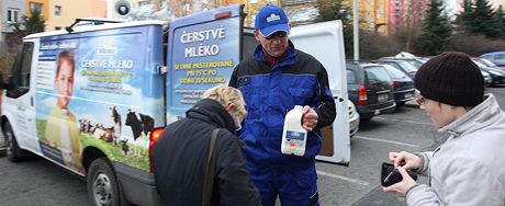Farmái zahájili od Nového roku v Plzni rozváku erstvého kravského mléka
