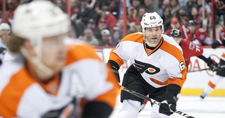 JÁGR V POZADÍ. Hlavní hvzdou Philadelphie je v této sezon Claude Giroux (vlevo).