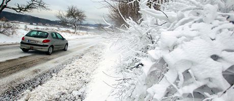 idie v Olenici trápily poryvy vtru a snhem zaváté silnice. (6. leden 2012)