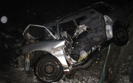 Zejm první tragická nehoda roku 2012. idi za volantem audi náraz do stromu