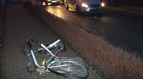 Jak se oba cyklisté pipletli pod kola automobilu, policisté dále vyetují. Ilustraní snímek