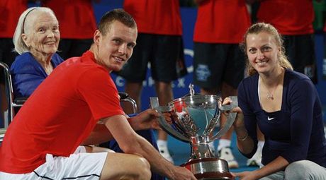 TO BYLO TENKRÁT. Rok 2012, vítzství na Hopman Cupu slaví Tomá Berdych a Petra Kvitová.