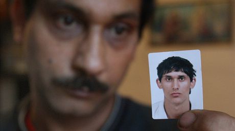 Ladislav Tatar ukazuje snímek svého syna, který podlehl zranním po stelb o