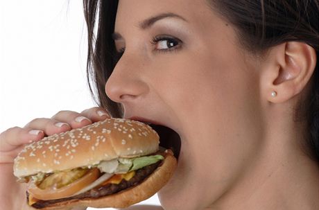 Vyhnte se hamburgeru nebo párku v rohlíku, dietní sebevrada je smaený sýr v housce (ilustraní snímek)