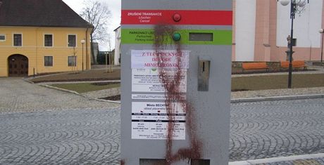 Úpln nové parkovací automaty v Bechyni vandal vyadil z provozu. Do pístroj